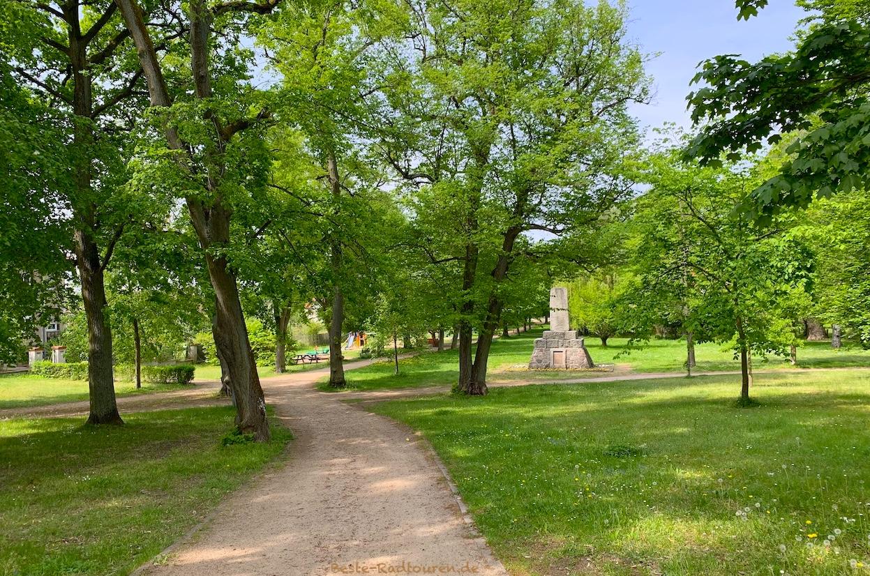 Foto vom Osten her: Stadtpark Lindow (Mark), Kriegerdenkmal