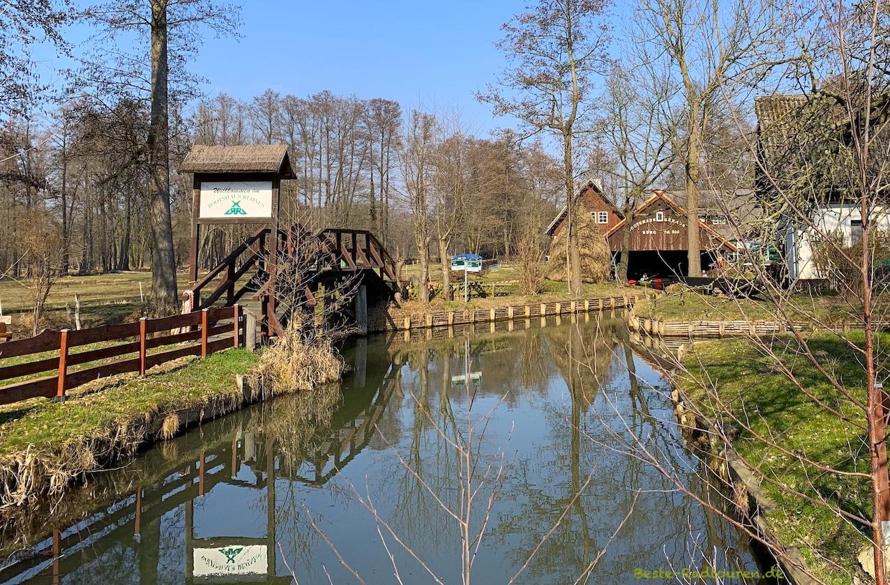 Foto vom Spreeradweg aus: Brücke Stilles Fließ an der Waldschlösschenstraße, Bootshaus Rehnus in Burg-Kauper