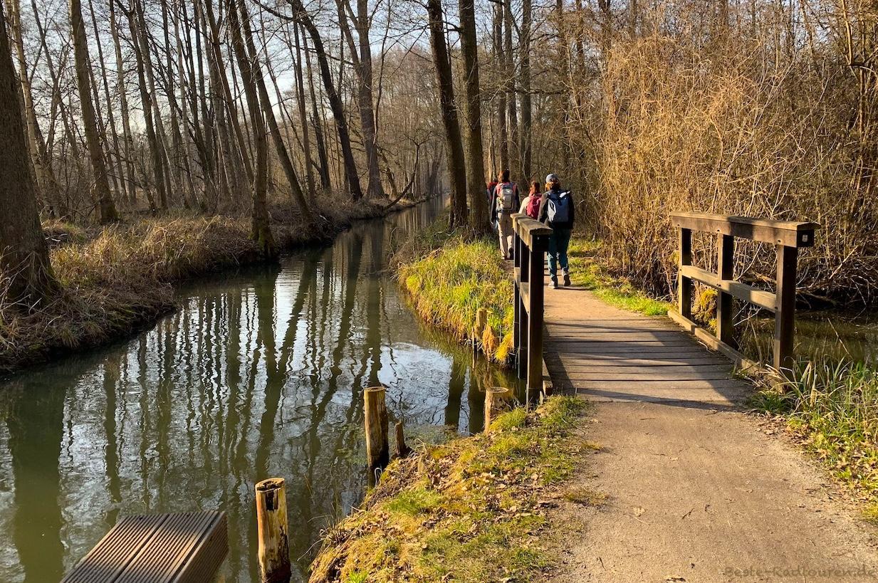 Foto von der Insel Wotschofska aus: Wanderweg am Rollkanal, Wotschofskaweg