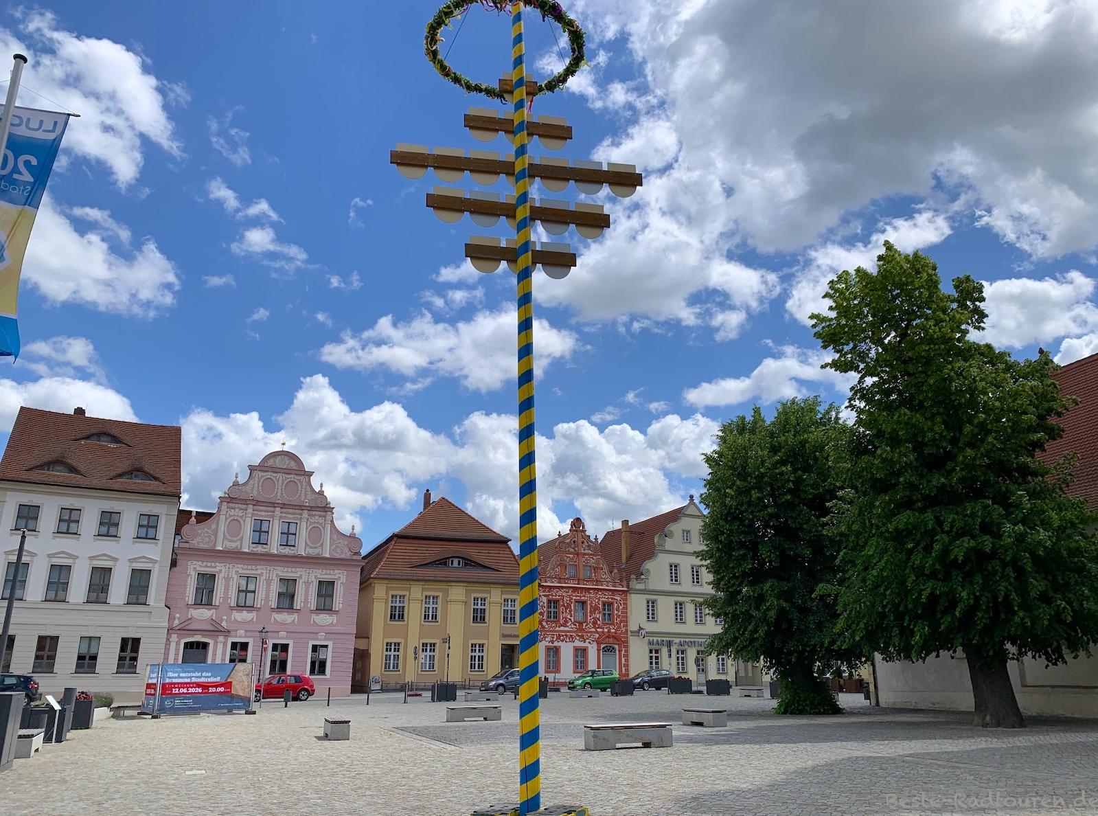 Foto vom Rathaus Luckau aus: Marktplatz, Maibaum