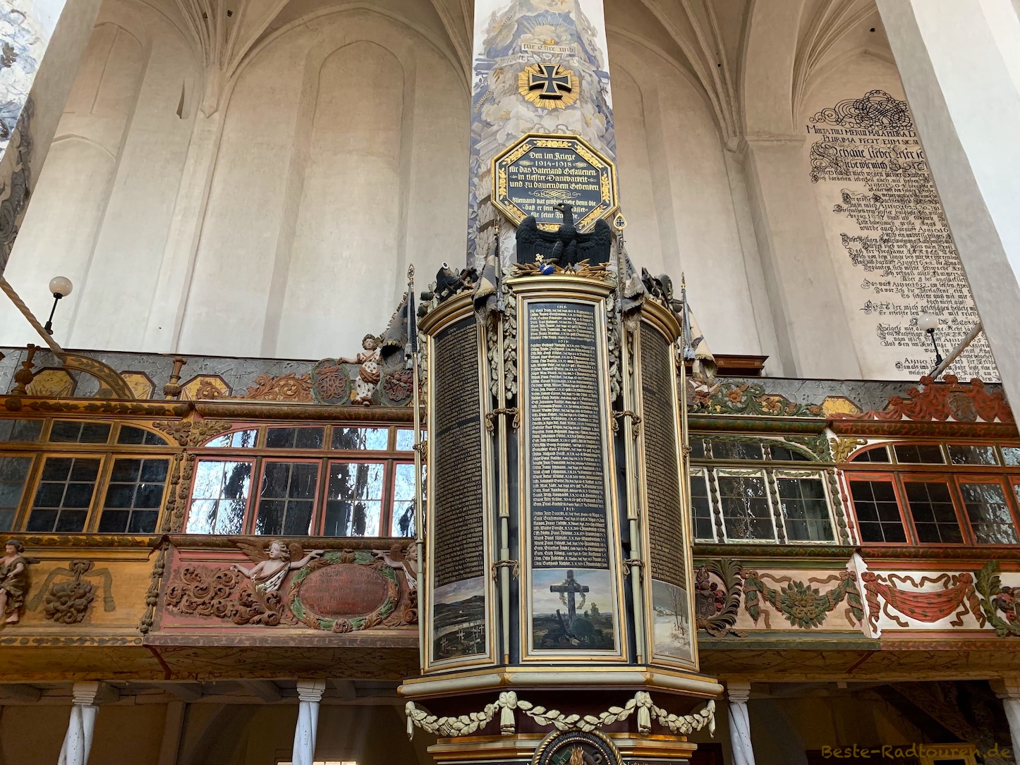 Luckau, St.-Nikolai-Kirche, Foto innen: Kriegerdenkmal, Patrizierlogen