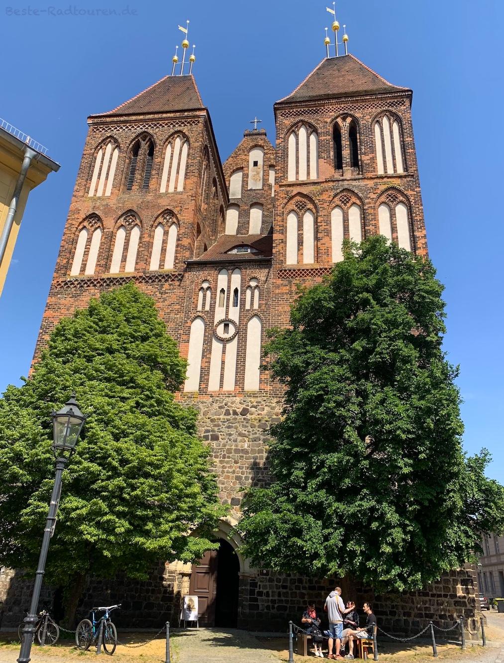 Foto von vorn mit Eingang: Hallenkirche St. Nikolai, Luckau