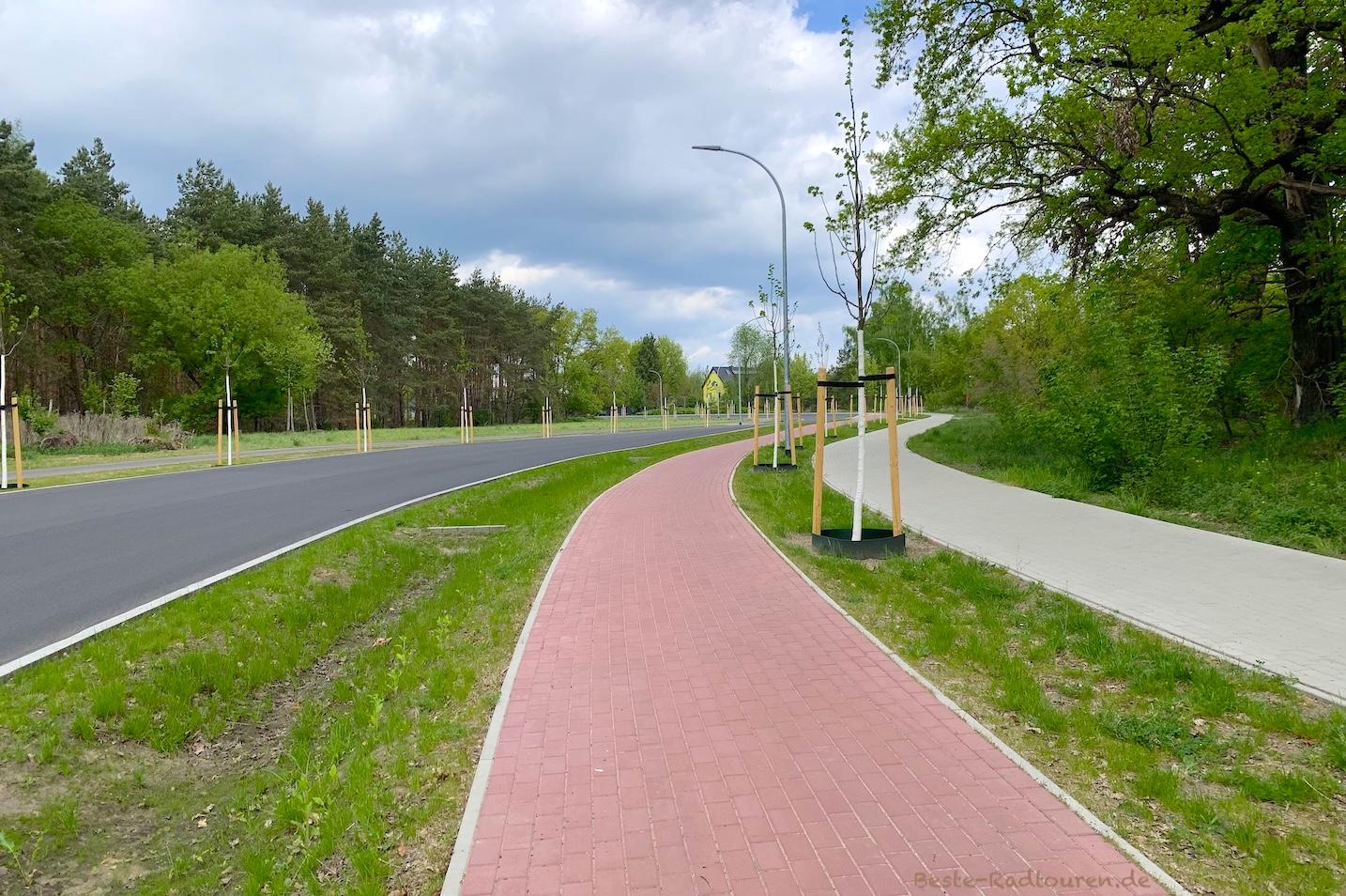 Stück des Mauerweg-Radwegs an der Pestalozzistraße (Grenze zwischen Berlin und Falkensee)