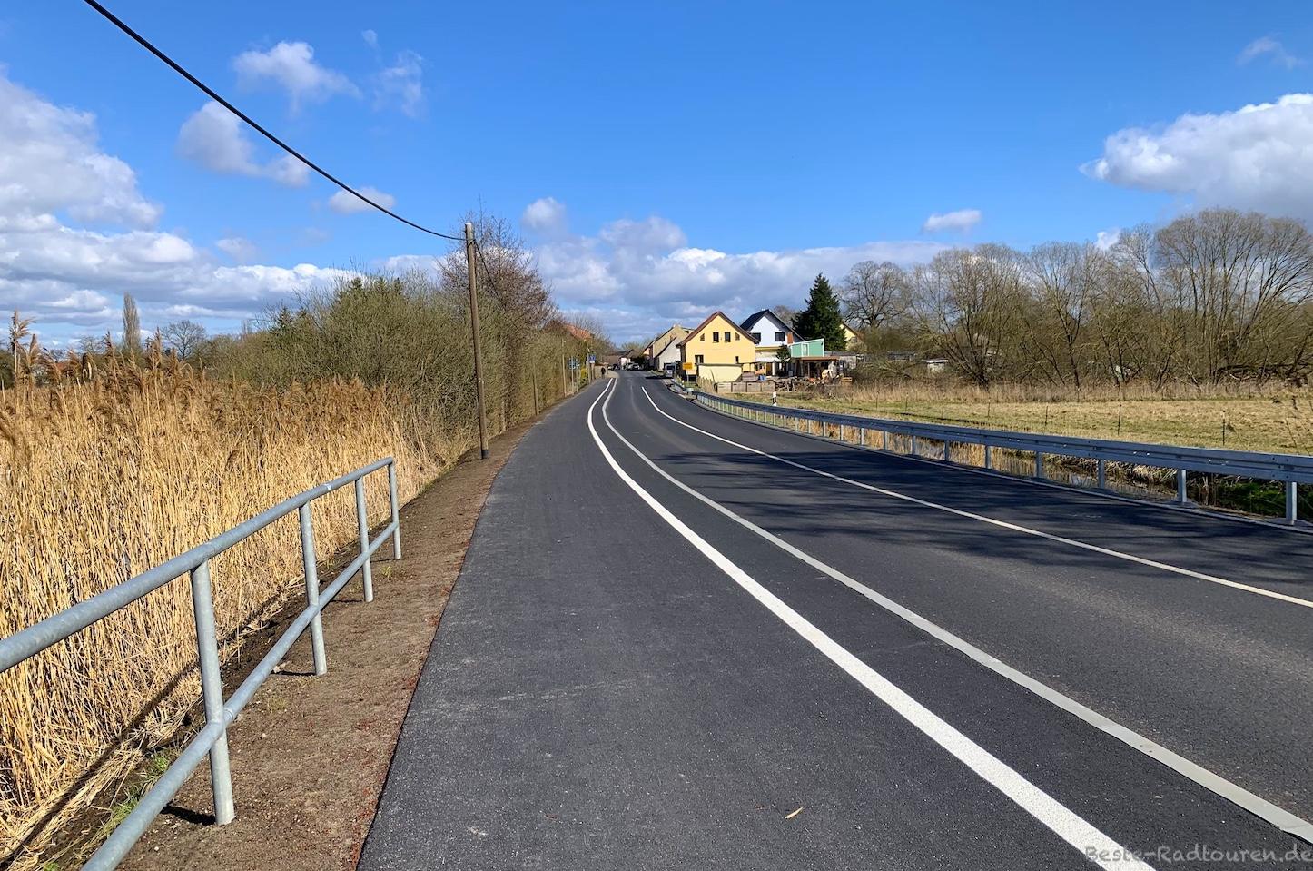 Foto südlich vom Mühlensee-Rundweg bei Schwante/ Vehlefanz an der Perwenitzer Chaussee: Neuer Radweg / Radstreifen