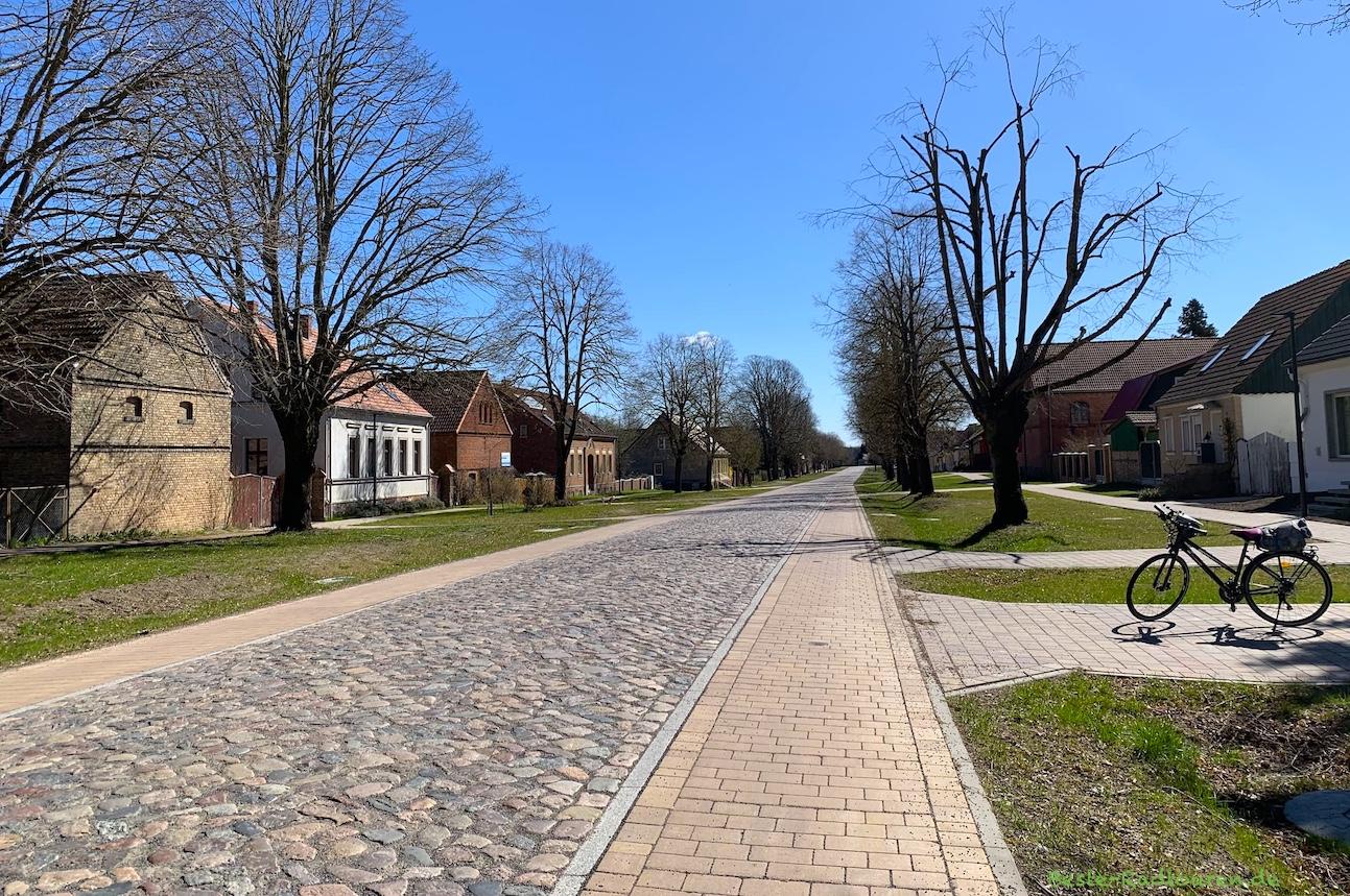 Foto vom Seen-und-Kultur-Radweg her: Neuer Radstreifen in Radensleben bei Neuruppin