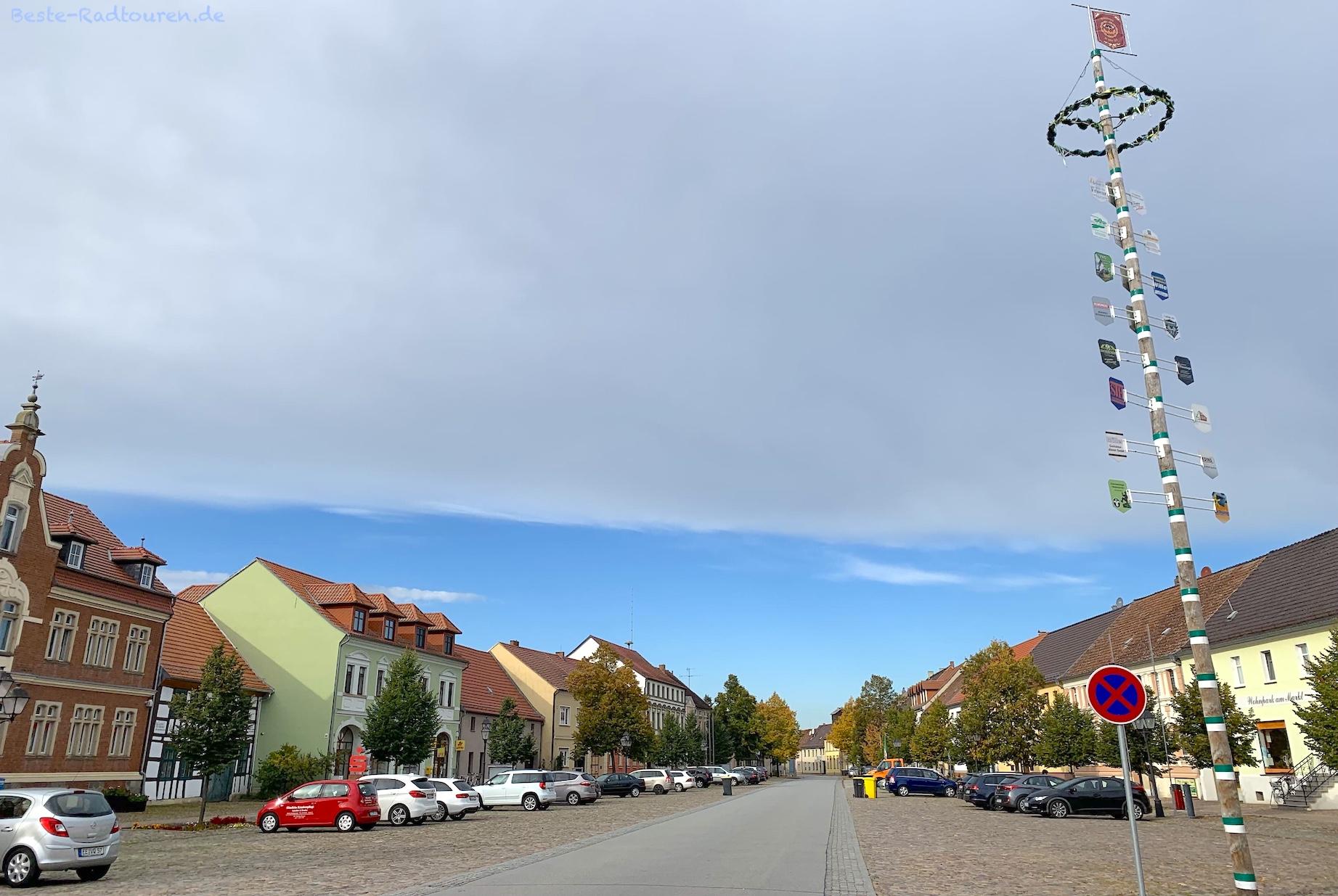 Foto vom Radweg Tour Brandenburg aus: Schönewalde (Elbe-Elster) Zentrum mit Maibaum