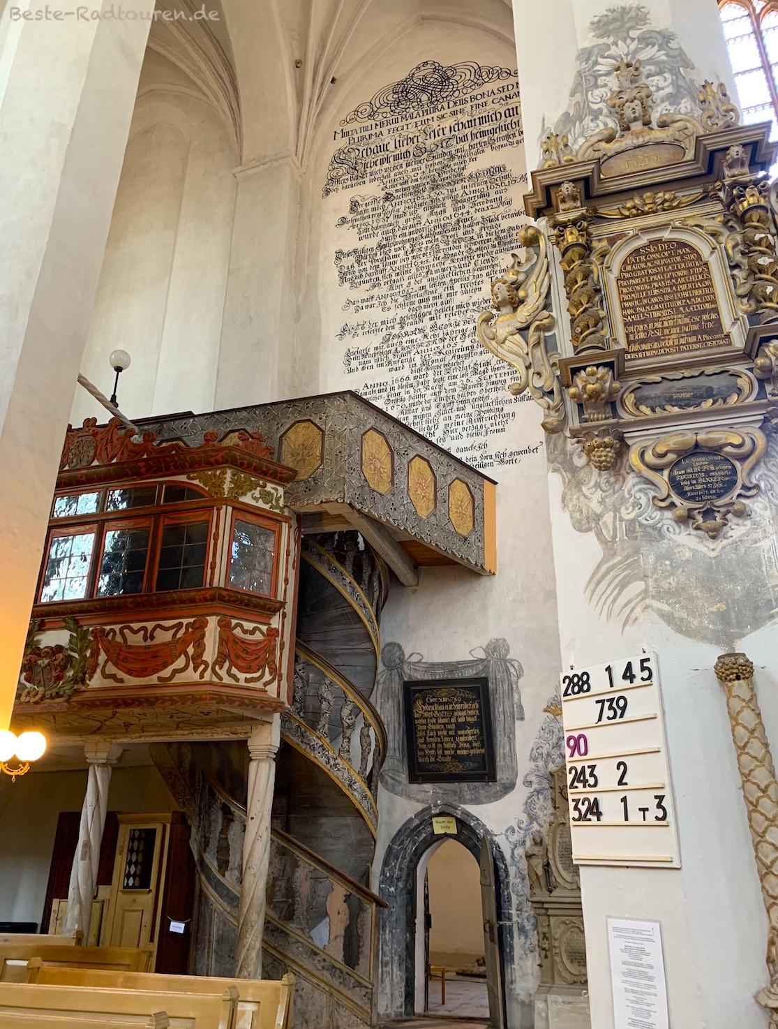St.-Nikolai-Kirche Luckau, Foto von innen: Kanzel, Loge