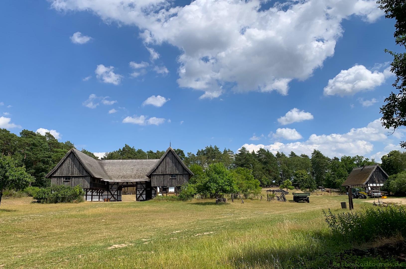 Foto vom Kranich-Radweg / von der Kranichtour aus: Freilichtmuseum Höllberghof bei Luckau