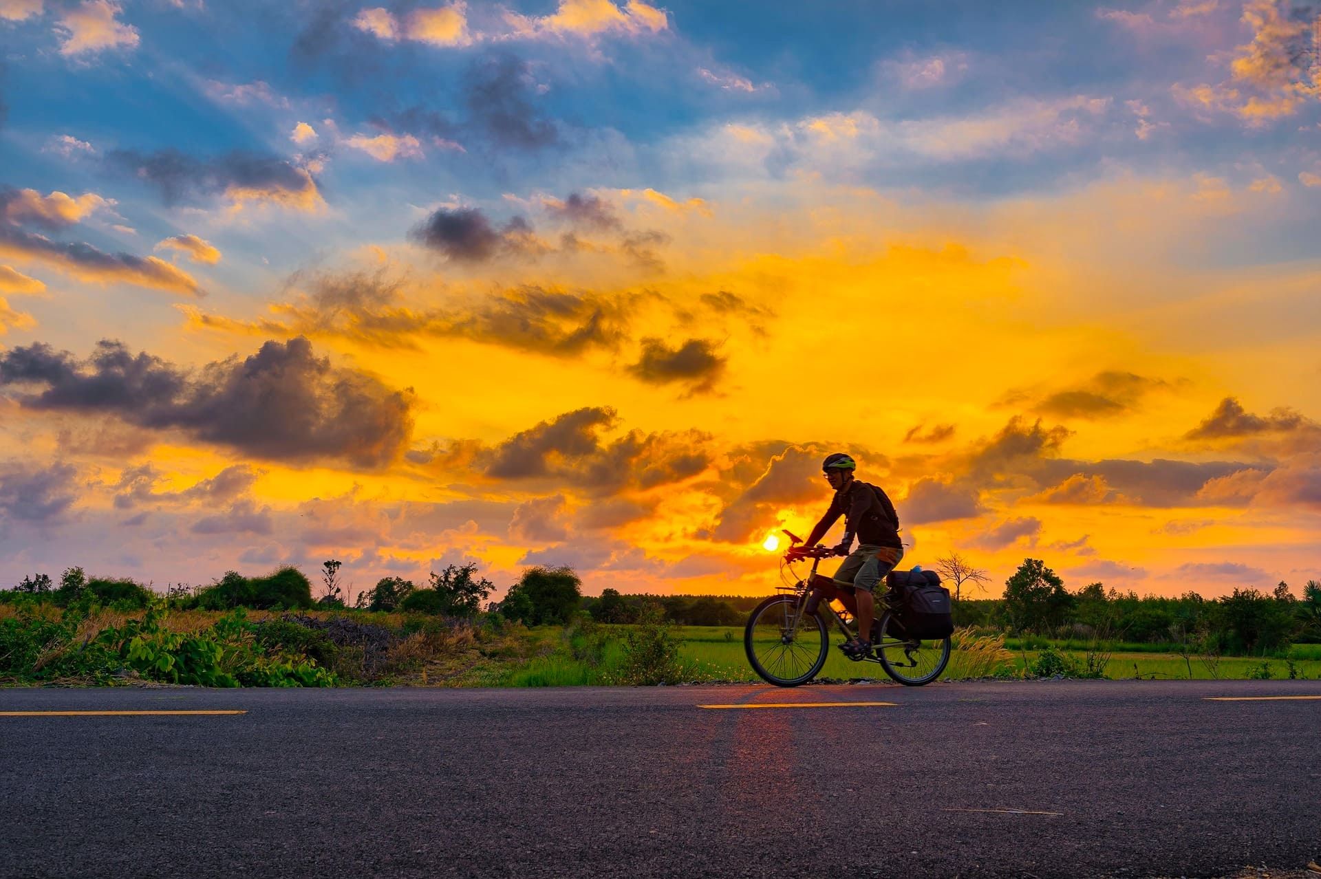 Radtour am frühen Morgen bei Sonnenaufgang