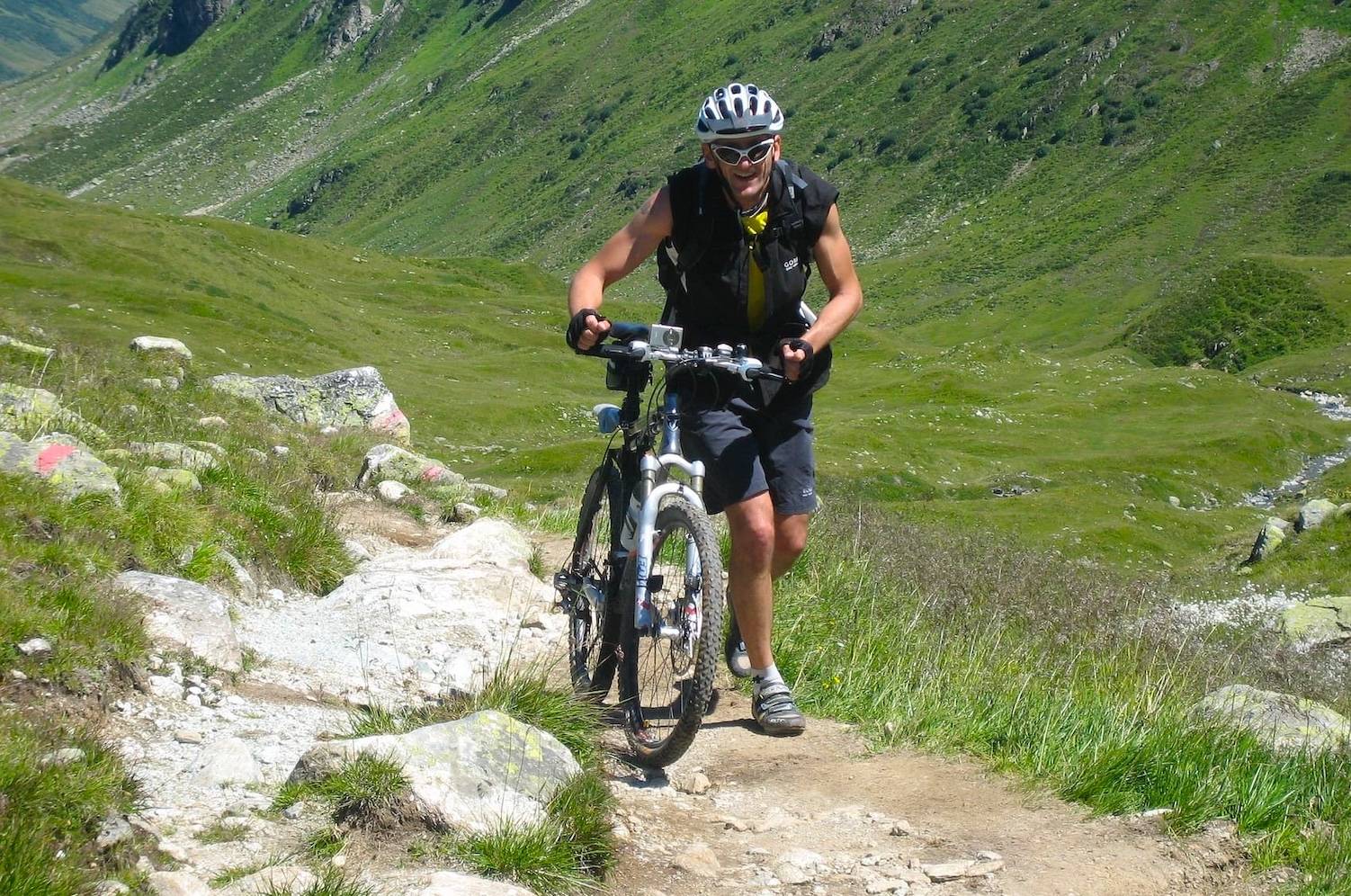 Wenn die Radtour eine starke Steigung enthält, ist es besser, das Fahrrad zu schieben