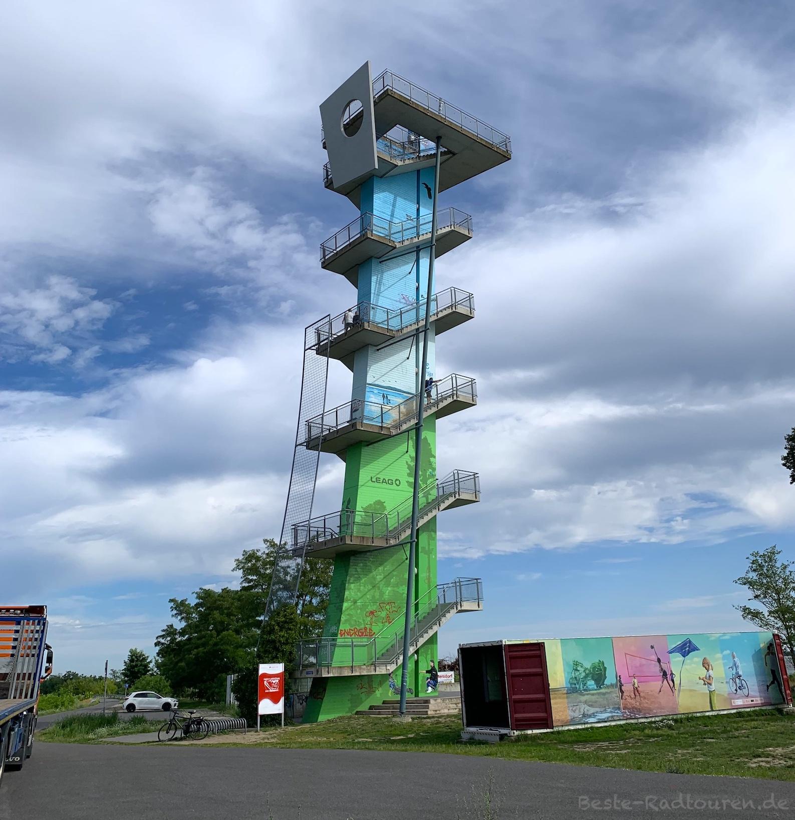 Foto vom Radweg aus: Aussichtsturm Merzdorf (Cottbus) am Cottbuser Ostsee