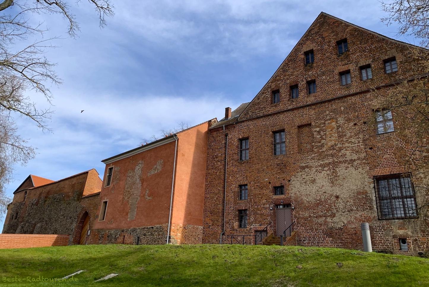 Foto vom HSK-Radweg aus: Burg Beeskow, Westseite