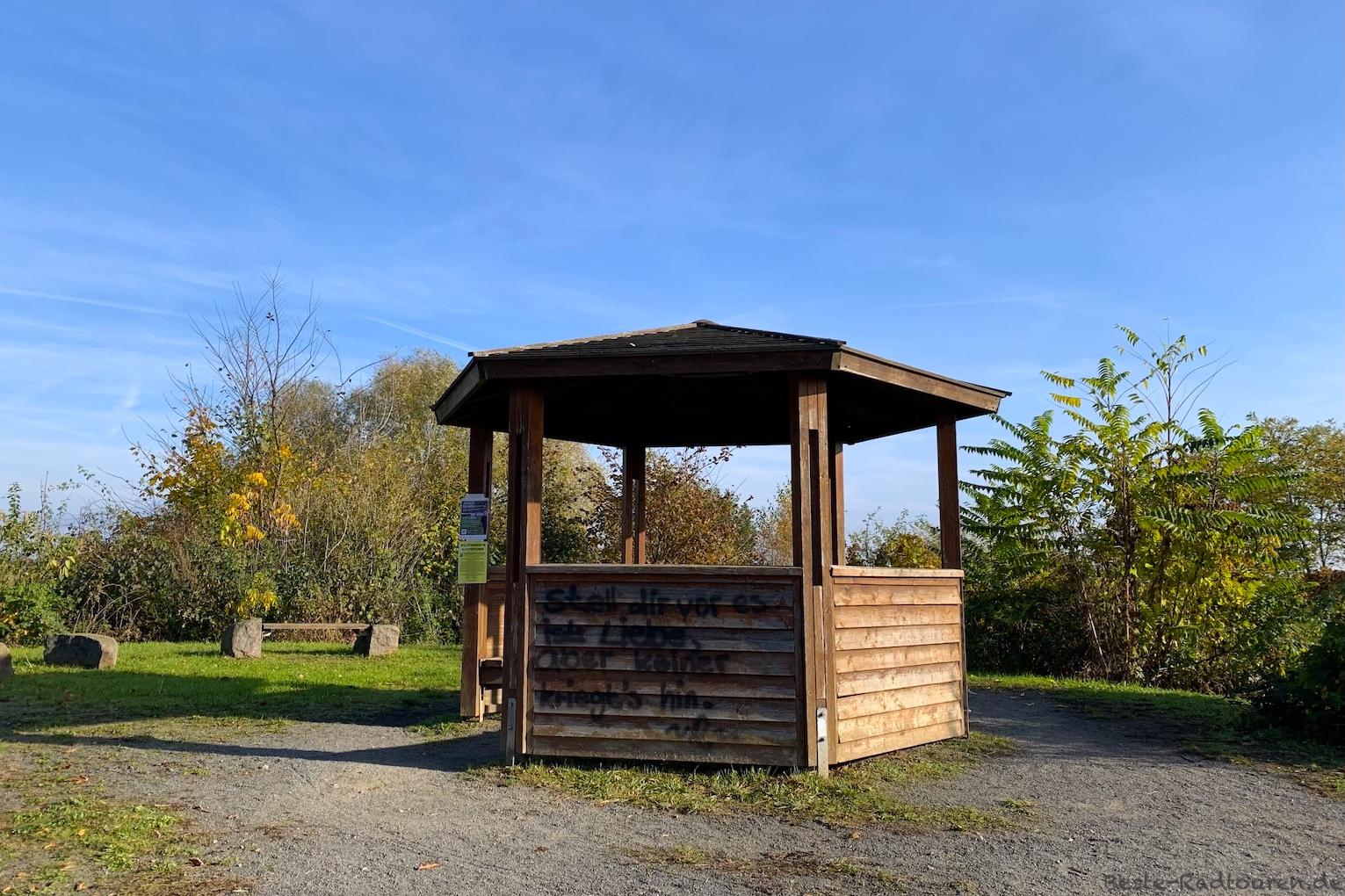 Foto von der Tour Brandenburg, vom Spreeradweg und Fürst-Pückler-Radweg aus: Schutzhütte bei Lakoma an der Westseite vom Cottbuser Ostsee