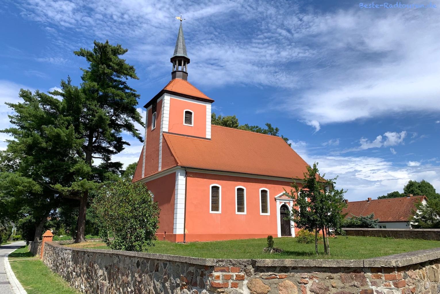 Foto vom Radweg aus: Dorfkirche Krügersdorf (Beeskow, Landkreis Oder-Spree)