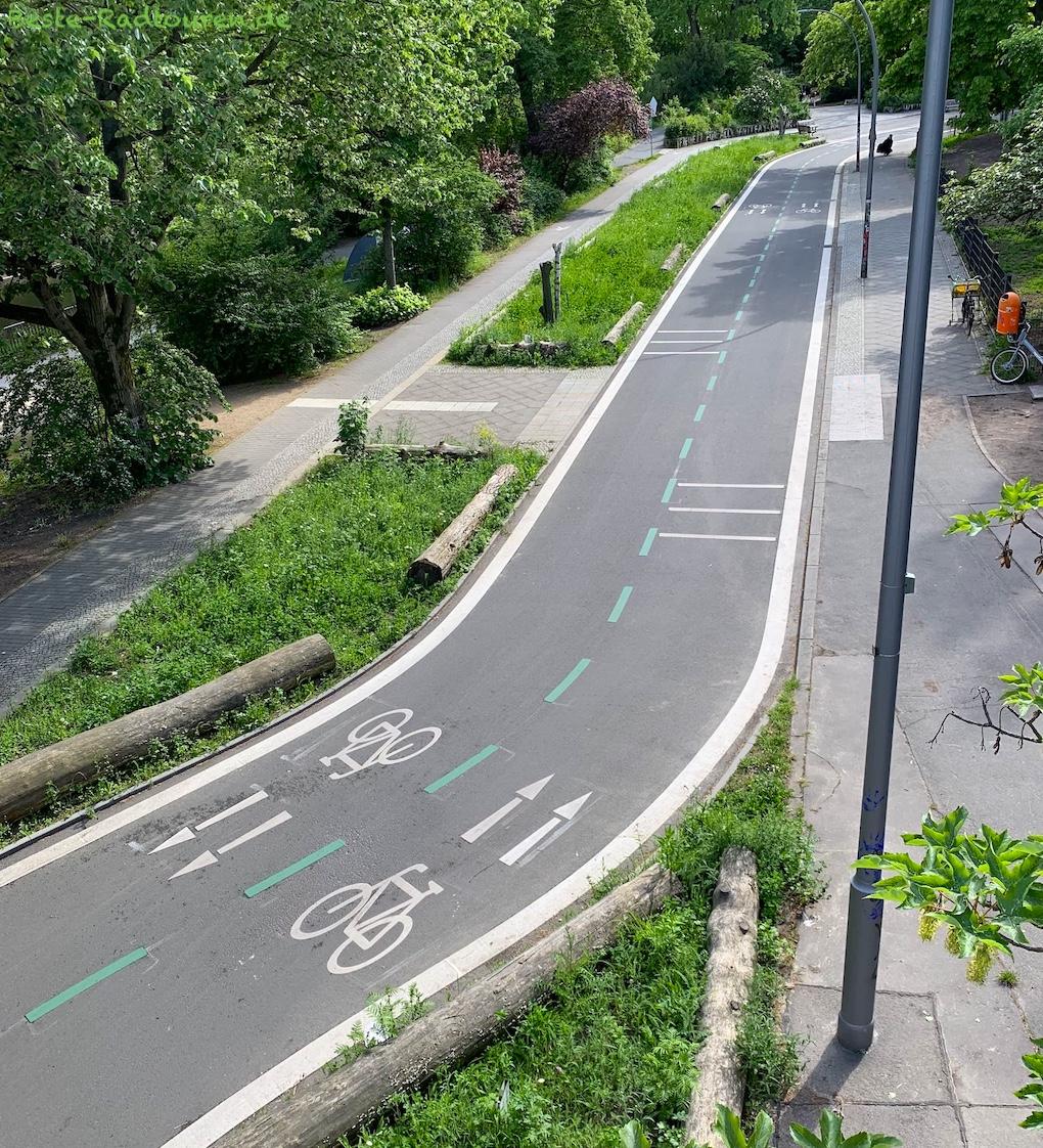 Foto von der Lohmühlenufer-Brücke aus: Neue Radstraße / Neuer Pop-Up-Radweg in Berlin-Kreuzberg