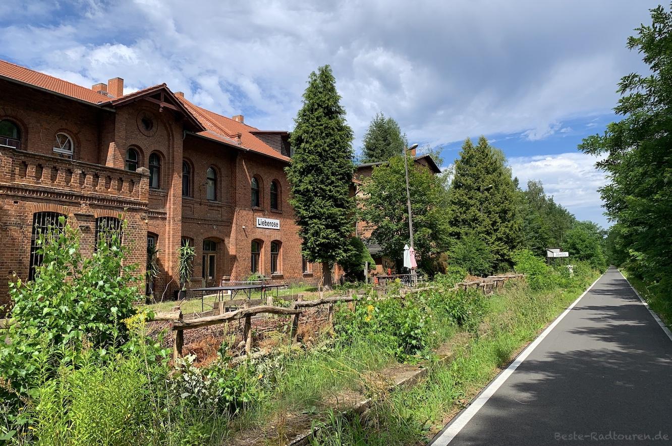 Foto vom Radwanderweg Heide-Radweg aus: ehemaliger Bahnhof Lieberose / Jamlitz