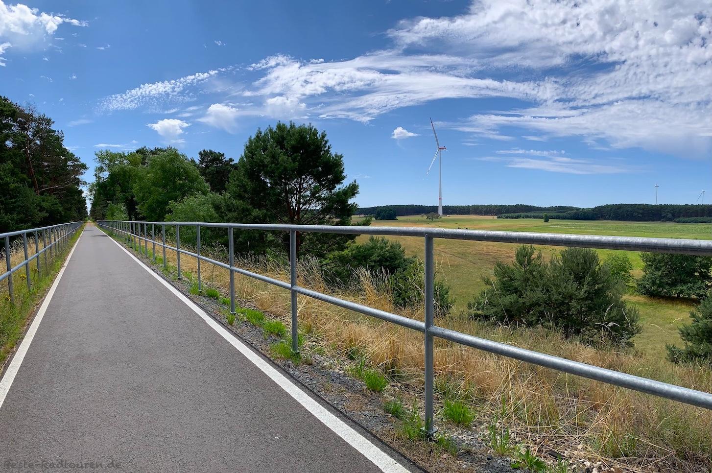 Foto vom Heideradweg aus: Fahrradstraße / Radwanderweg zwischen Ullersdorf und Weichensdorf