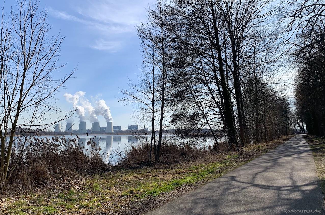 Foto von der Tour Brandenburg, vom Spreeradweg, Gurkenradweg und Fürst-Pückler-Weg aus: Peitzer Teichlandschaft, Blick über Hälterteich nach Kraftwerk Jänschwalde