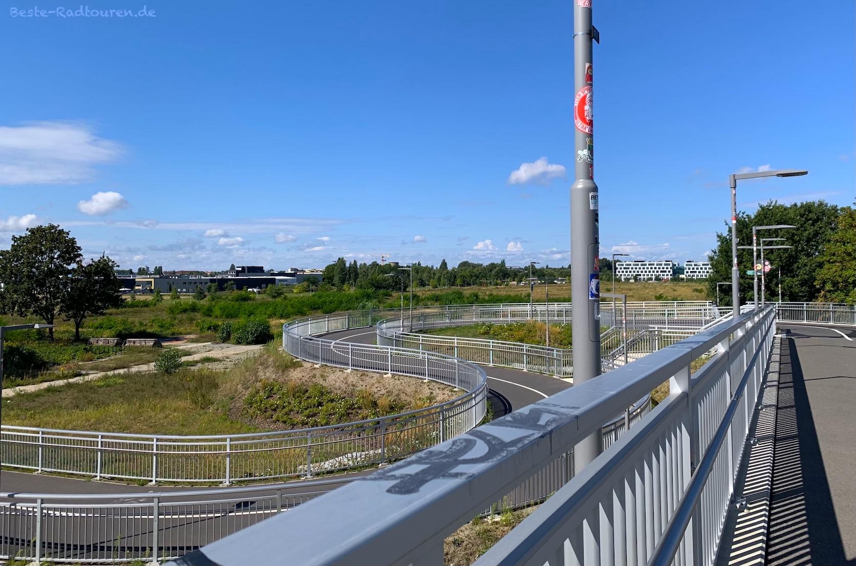 Foto von der Radfahrer-Brücke aus: Hilde-Archenhold-Brücke Johannisthal (Berlin)