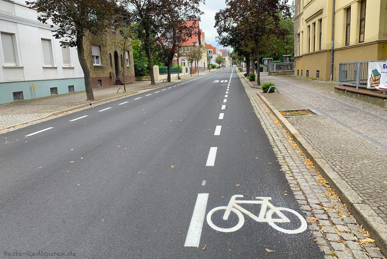 Pop-Up-Radweg in der Bahnhofstraße, Genthin (Sachsen-Anhalt)