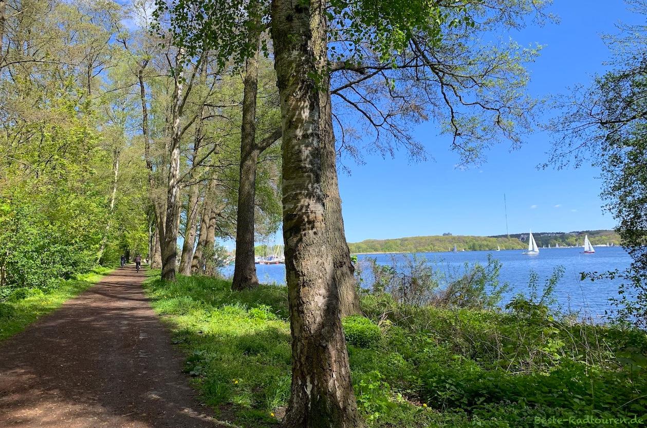 Foto vom Radweg und Wanderweg aus: Dr.-Kleusberg-Promenade, Uferweg Gatow-Spandau