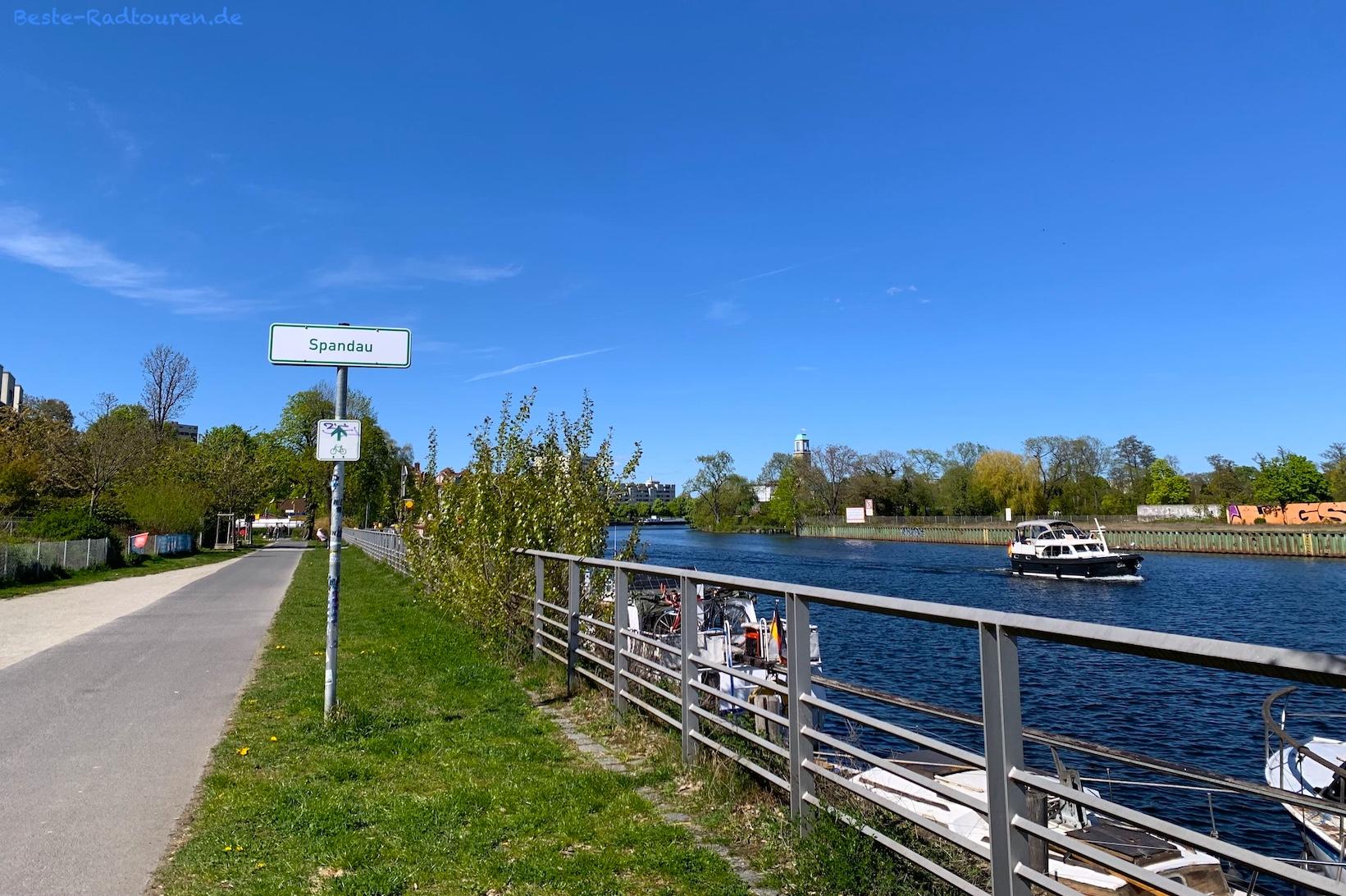 Foto von der Hermann-Oxfort-Promenade aus: Havel-Ufer in Süd-Spandau