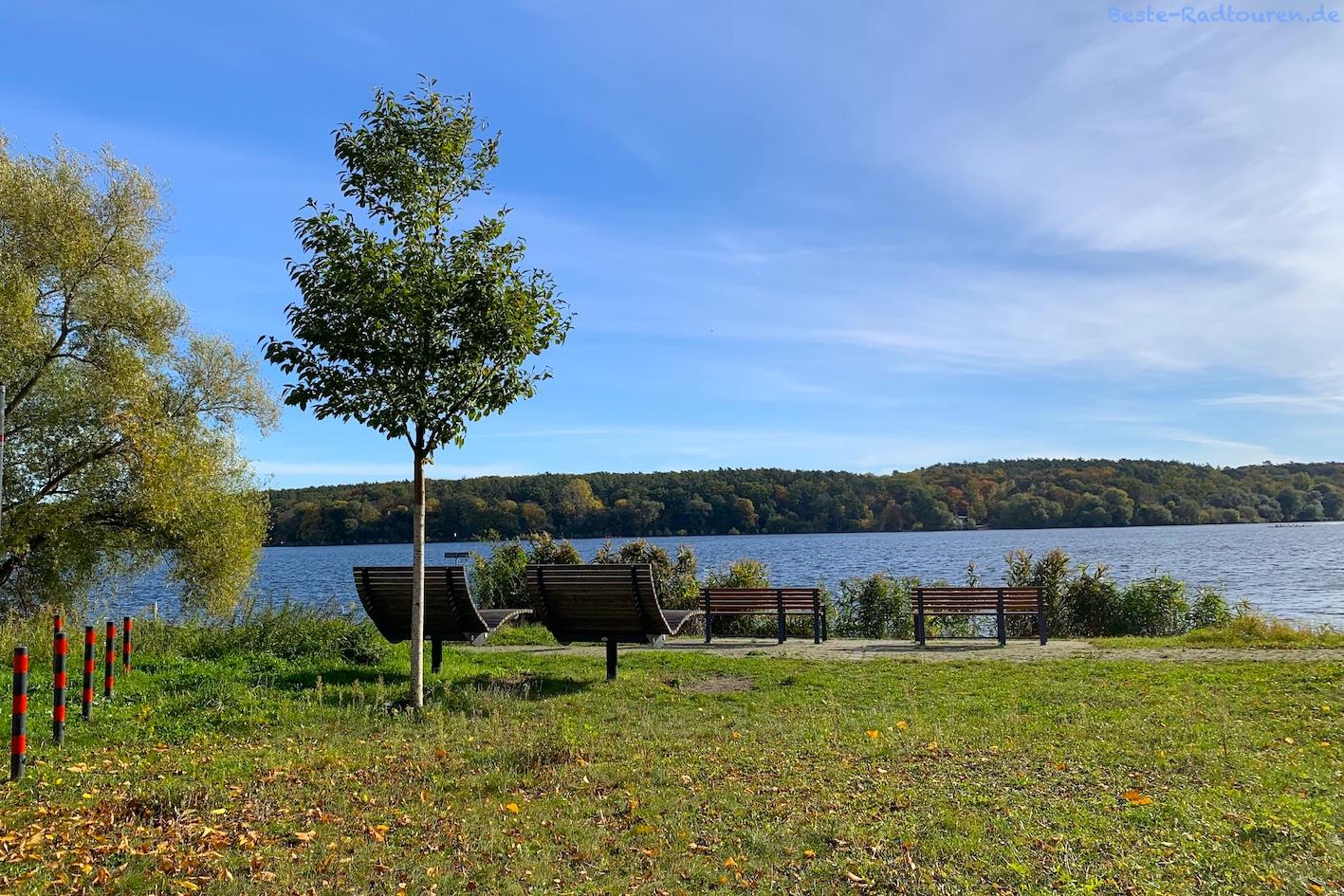 Foto vom Radweg und Wanderweg aus: Rastplatz am Uferweg an der Havel, Gatow (Berlin)