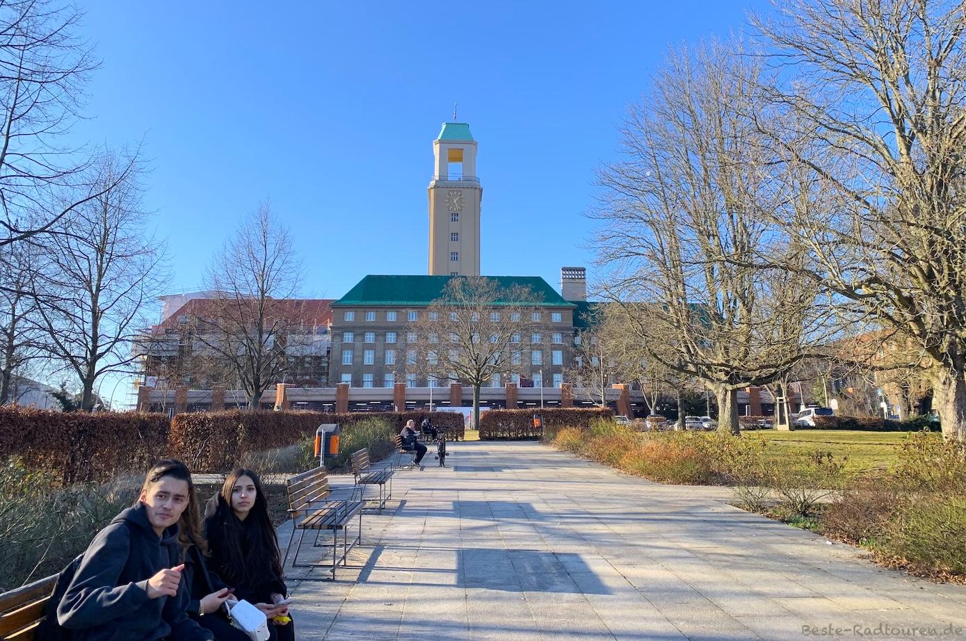 Foto von der Hermann-Oxfort-Promenade aus: Rathaus Spandau, Rathauspark Stabholzgarten