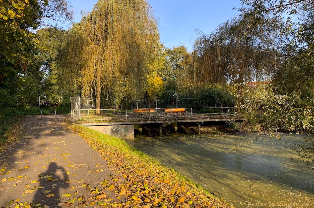 Foto vom Osten her: Stieglake-Becken und Radweg / Wanderweg am Grünzug Bullengraben, Spandau