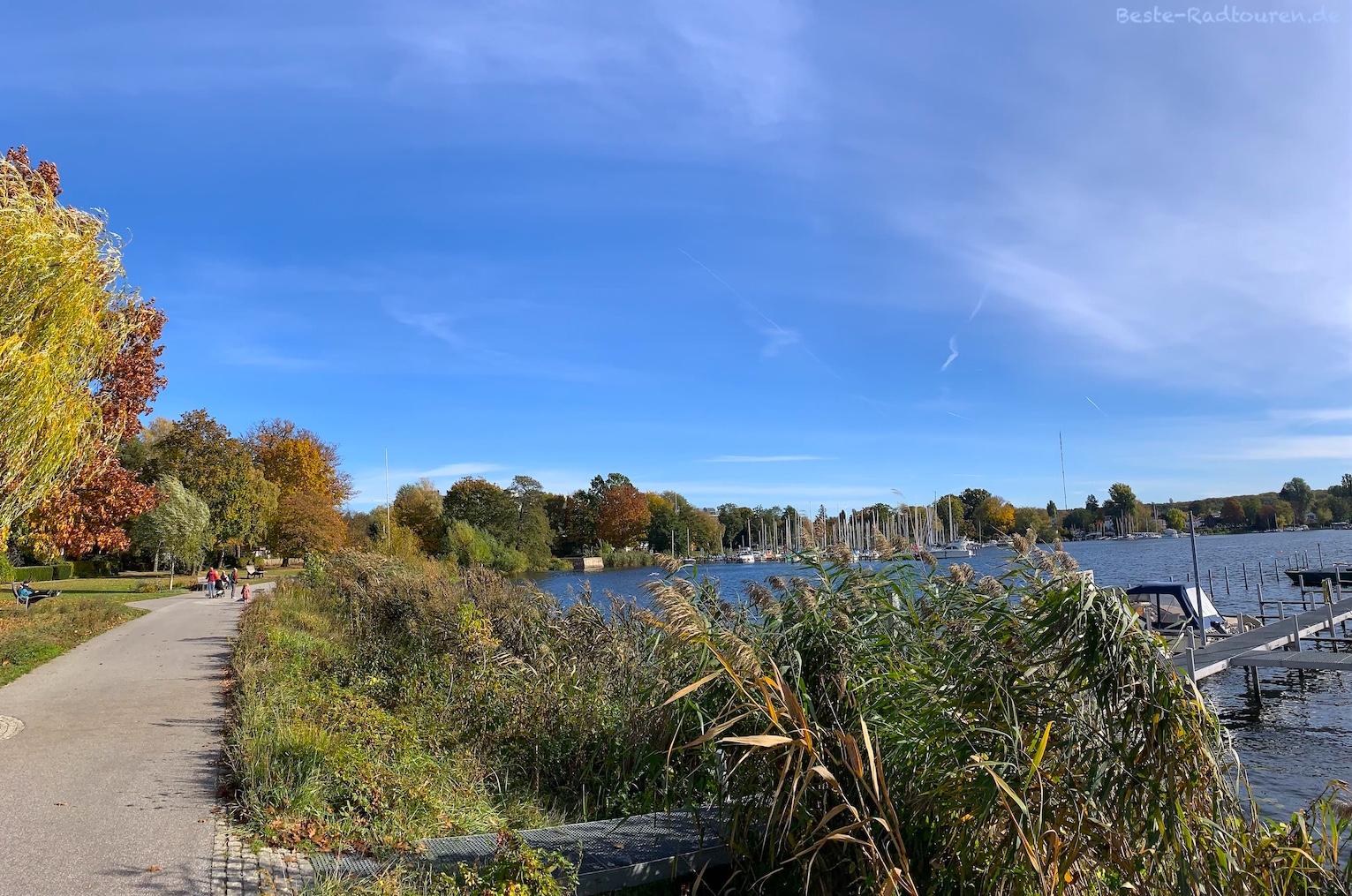 Foto vom Radweg / Fußweg / Uferweg aus: Strandpromenade Scharfe Lanke, Pichelssee