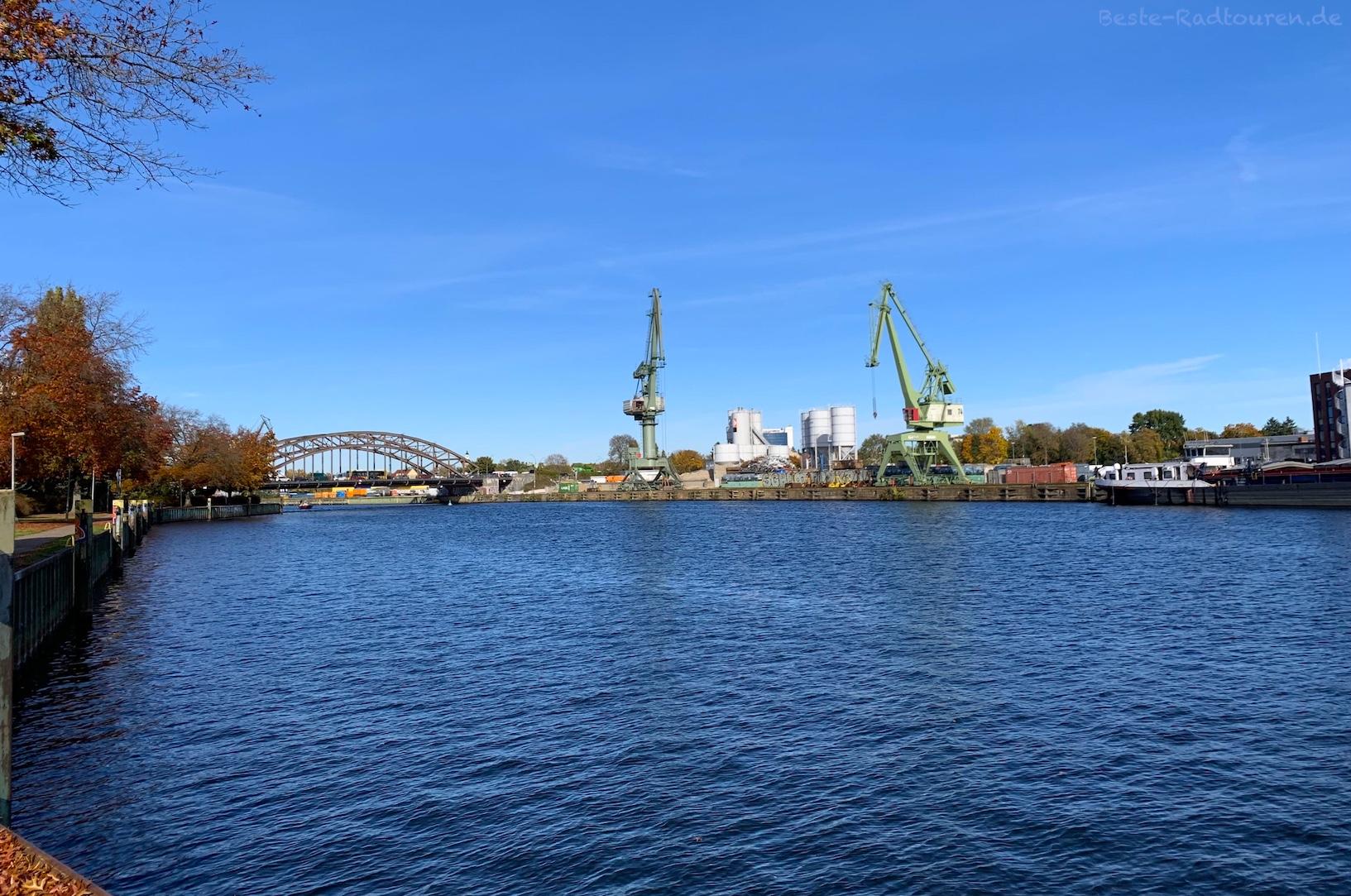 Foto vom Uferweg an der Havel aus: Südhafen Spandau