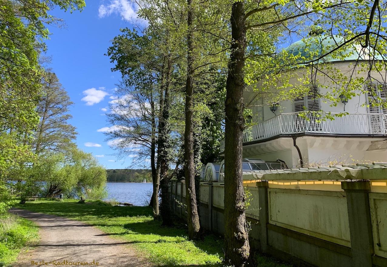 Foto vom Wanderweg und Radweg aus: Villa Lemm und Dr.-Kleusberg-Promenade (Uferweg an der Havel, Gatow)