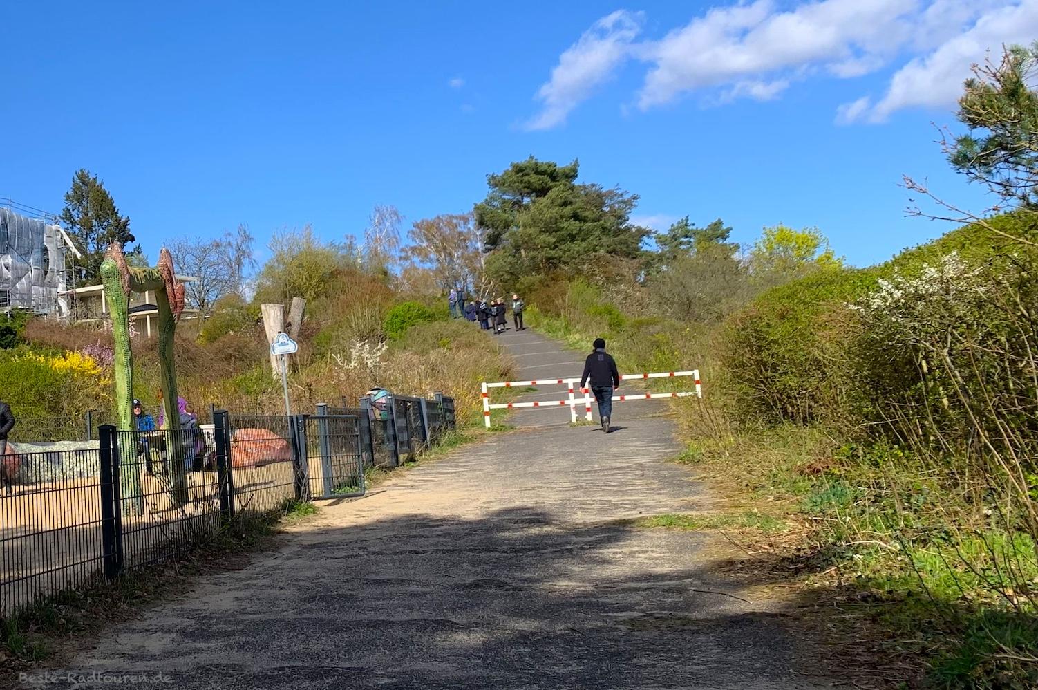 Foto vom Fußweg aus: Wanderweg und Aufstieg zur Haveldüne Berlin-Spandau